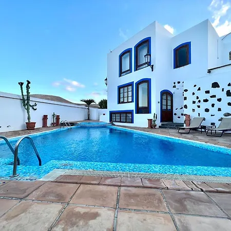 With Breakfast, Pool And Jacuzzi, Freewifi